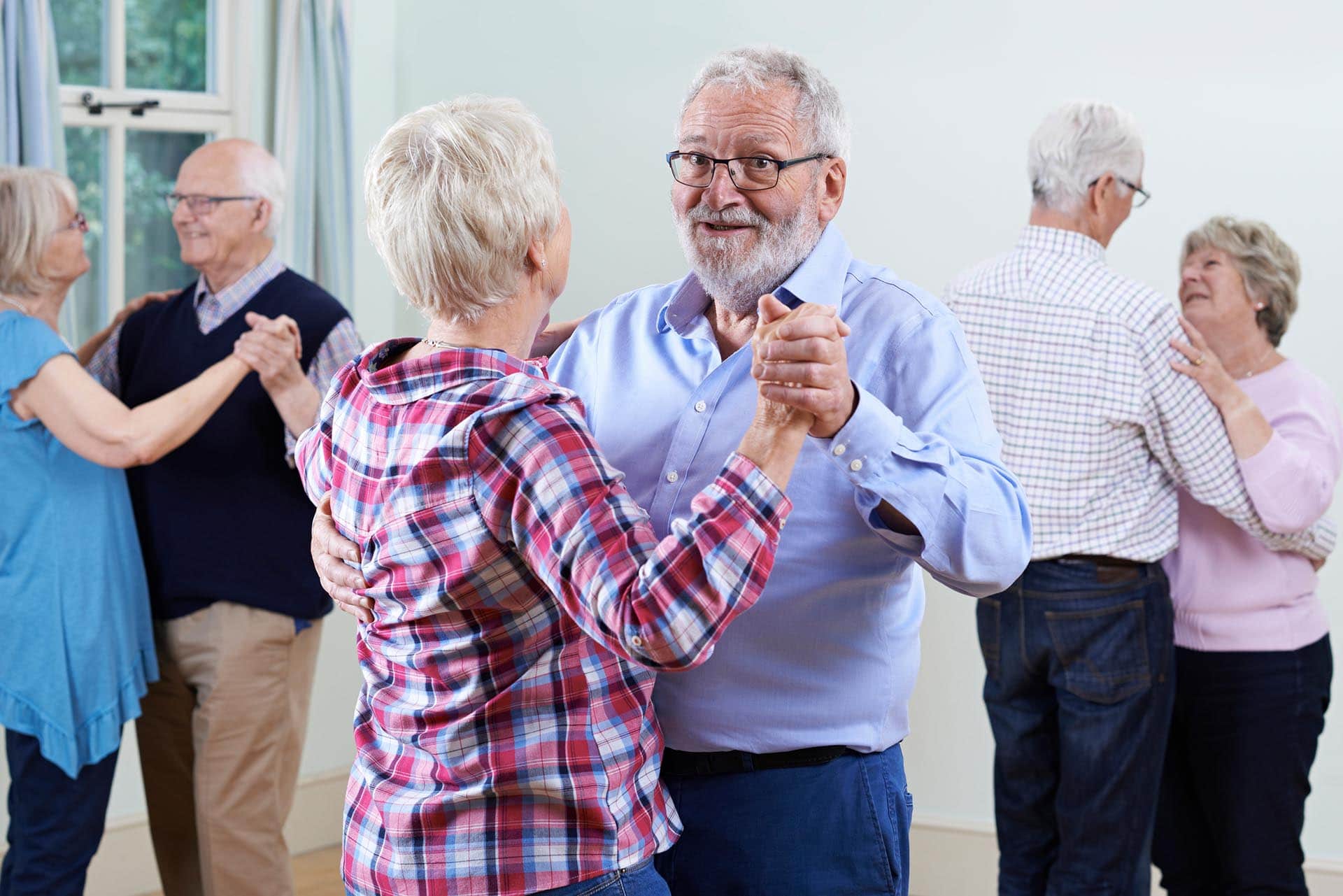 3 Senioren Tanzpaare zusehen wie sie tanzen